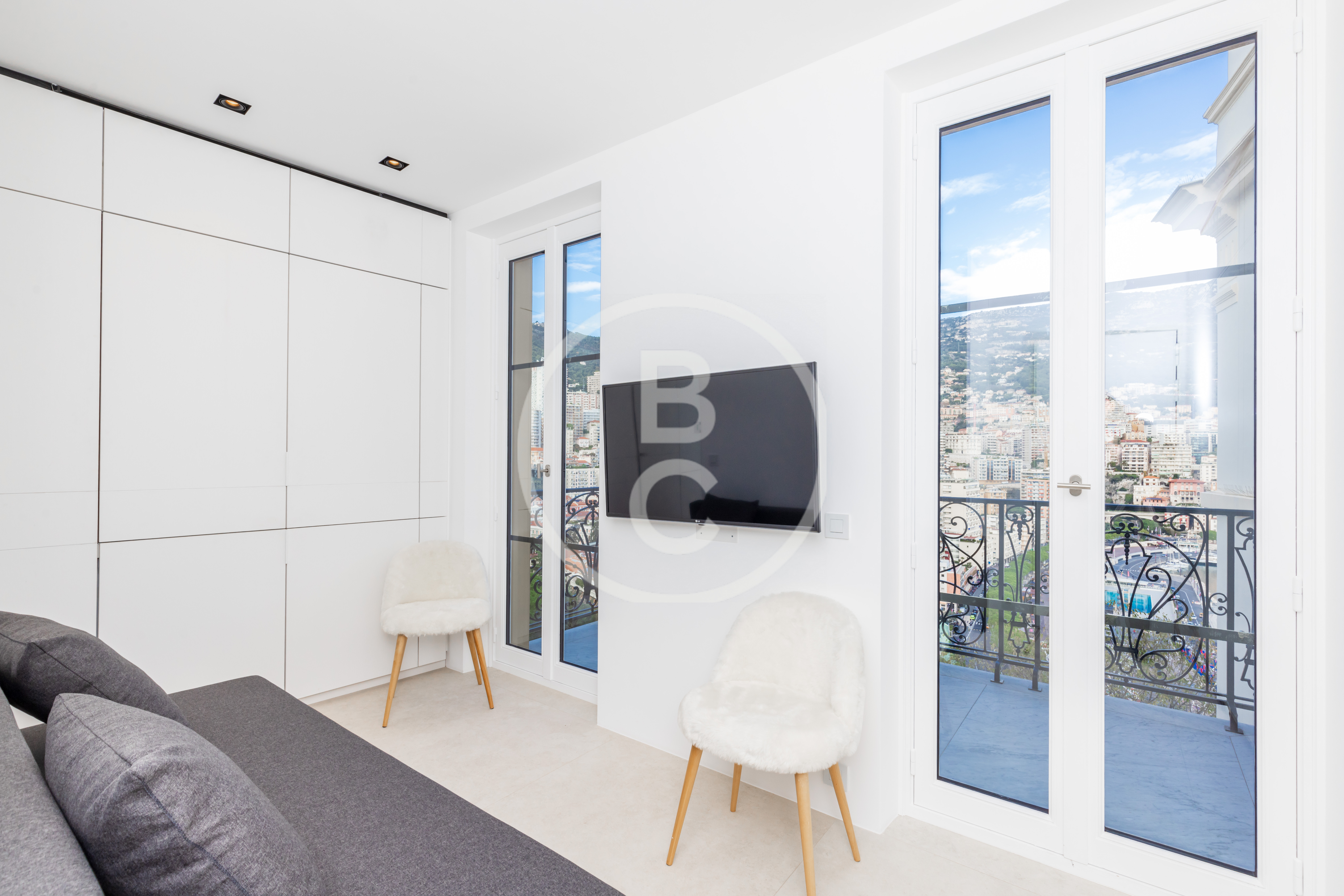 RENOVATED STUDIO SEA VIEW & F1