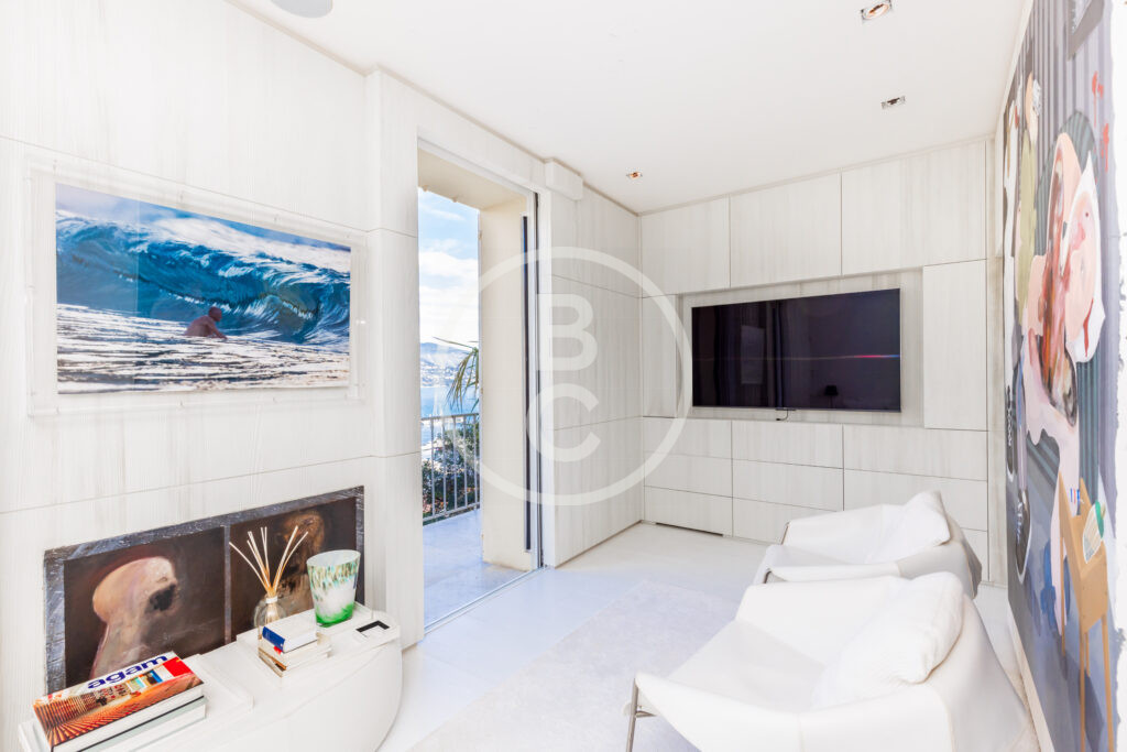 LOFT TO TRANSFORM INTO 2/3 BEDROOM APARTMENT