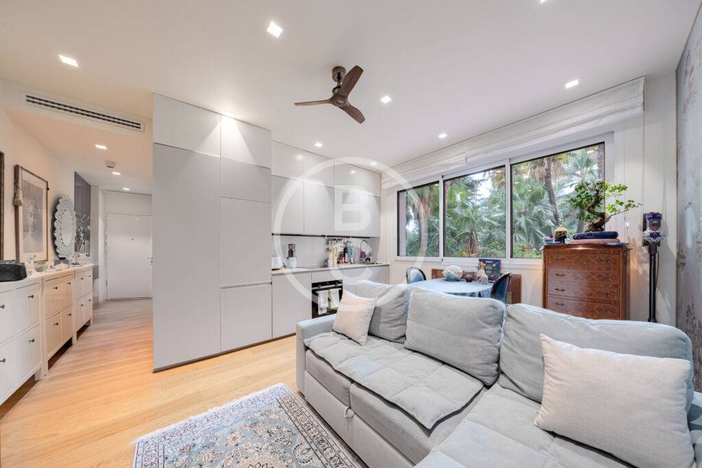 GORGEOUS 2 ROOM CENTER