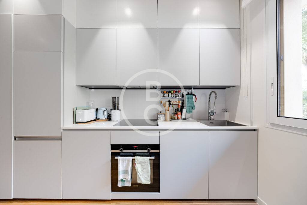 GORGEOUS 2 ROOM CENTER