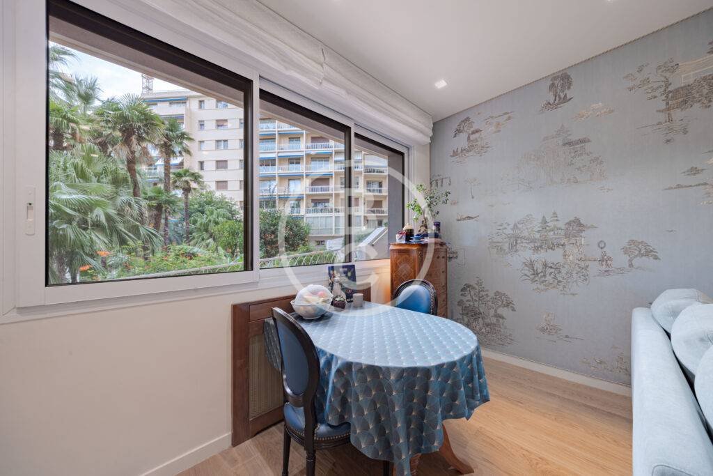 GORGEOUS 2 ROOM CENTER