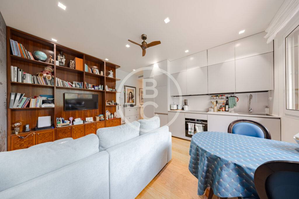 GORGEOUS 2 ROOM CENTER