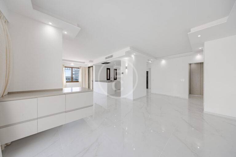 MAGNIFICENT 4 ROOM APARTMENT