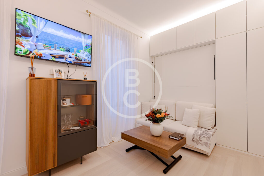 FULLY RENOVATED STUDIO