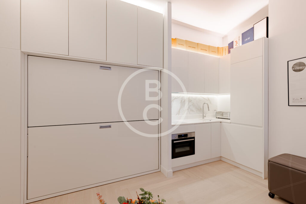 FULLY RENOVATED STUDIO