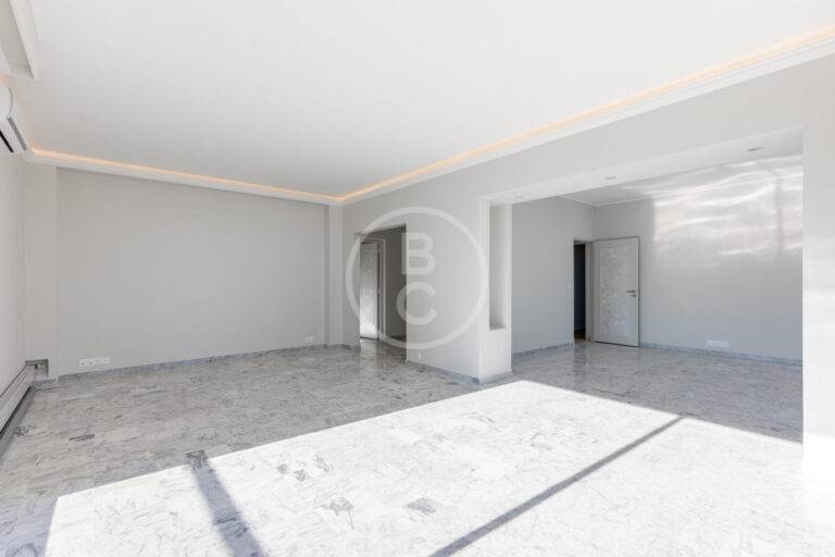 MAGNIFICENT 5 BEDROOM APARTMENT - SEA VIEW