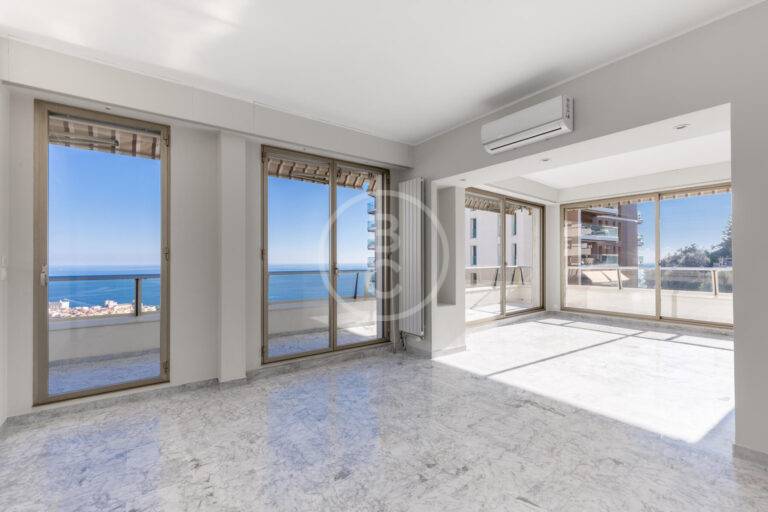 MAGNIFICENT 5 BEDROOM APARTMENT - SEA VIEW
