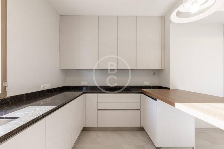 MAGNIFICENT 5 BEDROOM APARTMENT - SEA VIEW