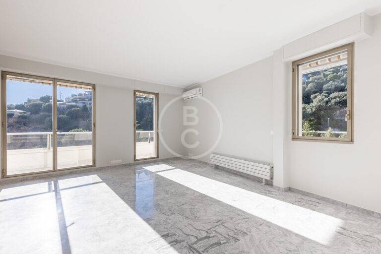 MAGNIFICENT 5 BEDROOM APARTMENT - SEA VIEW