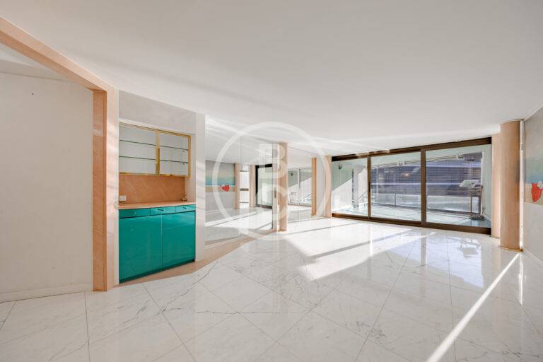 SPACIOUS 4 ROOM APARTMENT TO RENOVATE IN THE CENTER