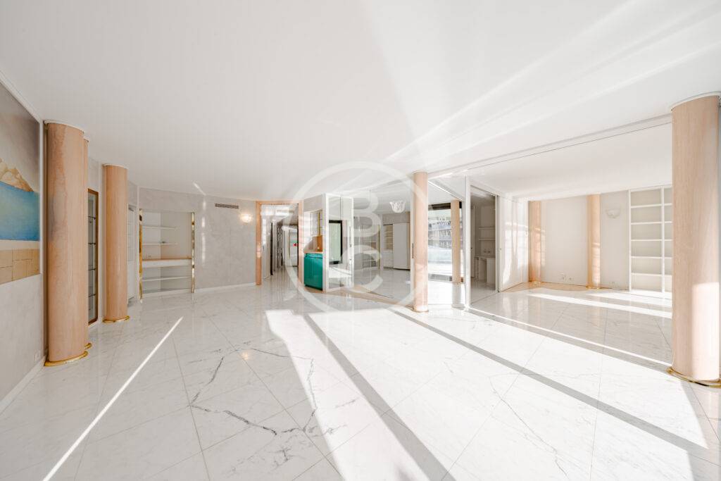 SPACIOUS 4 ROOM APARTMENT TO RENOVATE IN THE CENTER