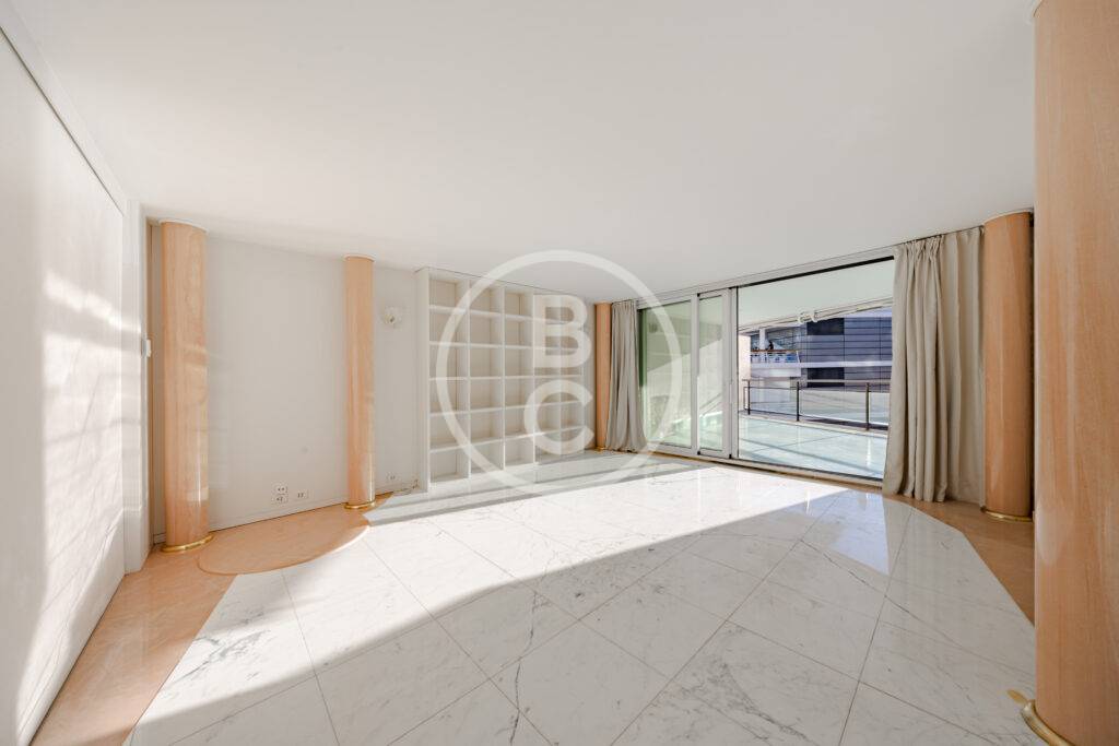 SPACIOUS 4 ROOM APARTMENT TO RENOVATE IN THE CENTER