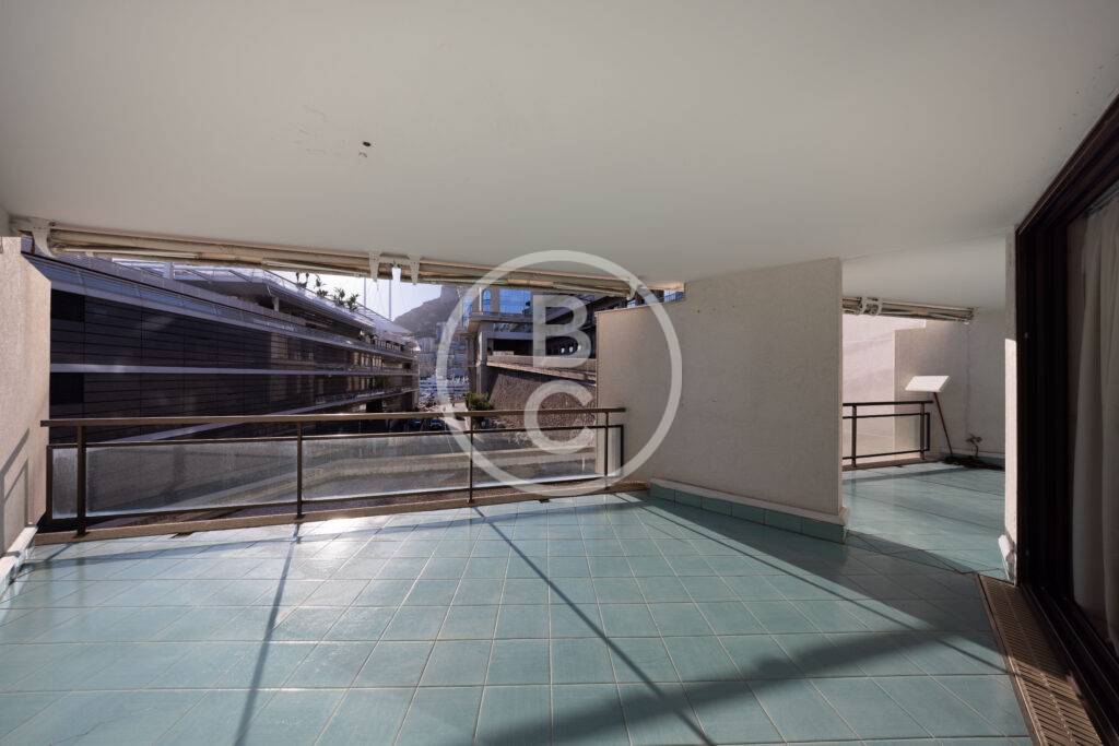 SPACIOUS 4 ROOM APARTMENT TO RENOVATE IN THE CENTER