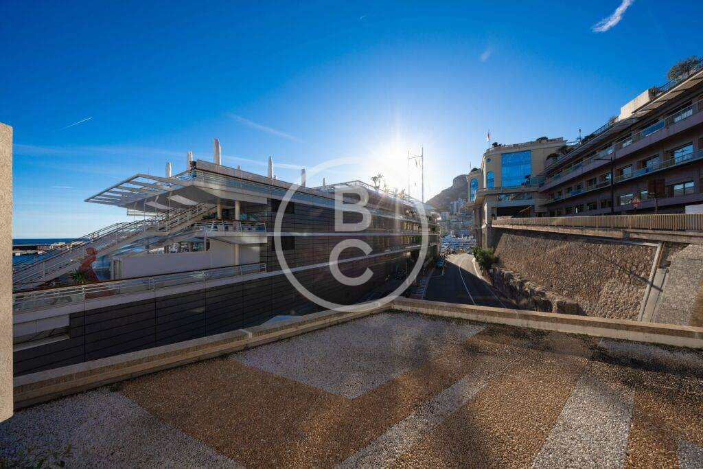 SPACIOUS 4 ROOM APARTMENT TO RENOVATE IN THE CENTER