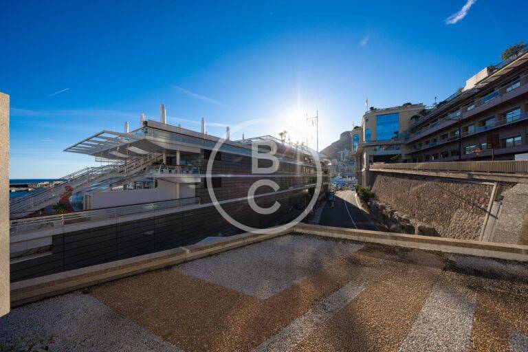 SPACIOUS 4 ROOM APARTMENT TO RENOVATE IN THE CENTER