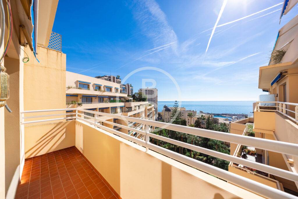 2  BEDROOM APARTMENT RENOVATED WITH SEA VIEW