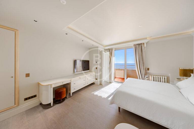 2  BEDROOM APARTMENT RENOVATED WITH SEA VIEW