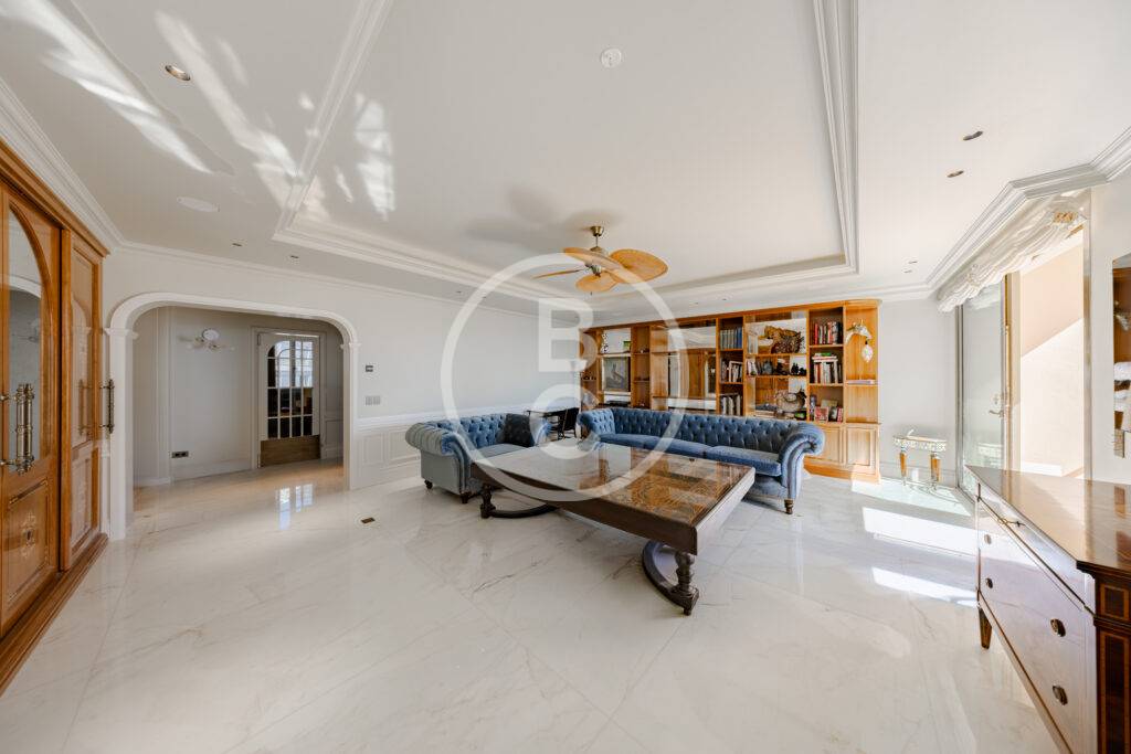 2  BEDROOM APARTMENT RENOVATED WITH SEA VIEW