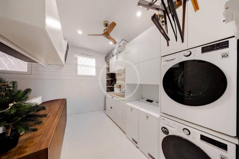 2  BEDROOM APARTMENT RENOVATED WITH SEA VIEW