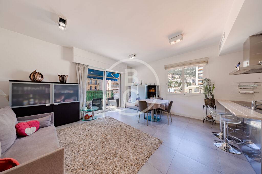 GORGEOUS 2 ROOM CENTER