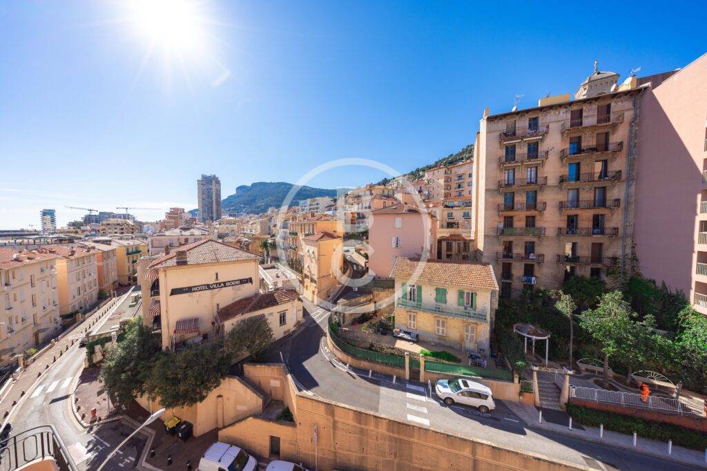 GORGEOUS 2 ROOM CENTER