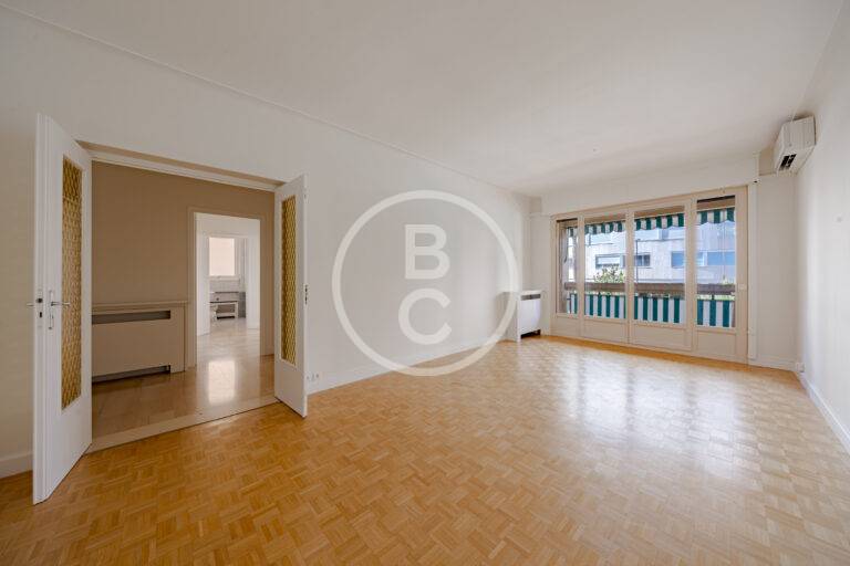 OPPORTUNITY 3 ROOMS CENTRAL CLOSE TO THE BEACHES