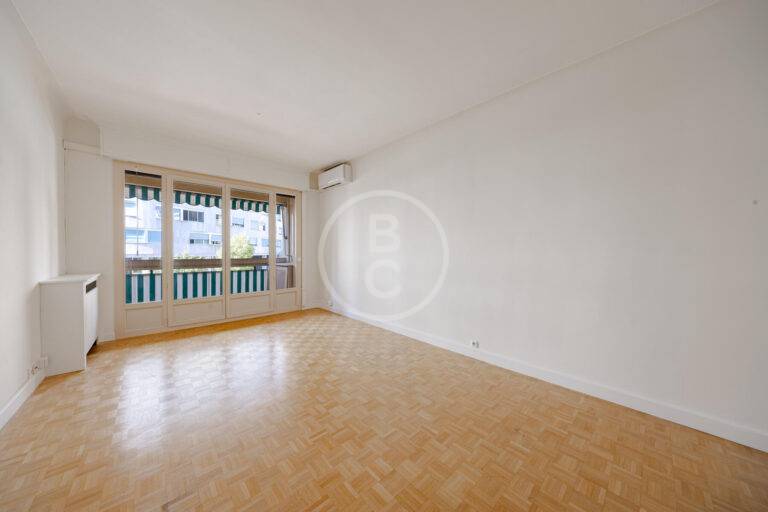 OPPORTUNITY 3 ROOMS CENTRAL CLOSE TO THE BEACHES