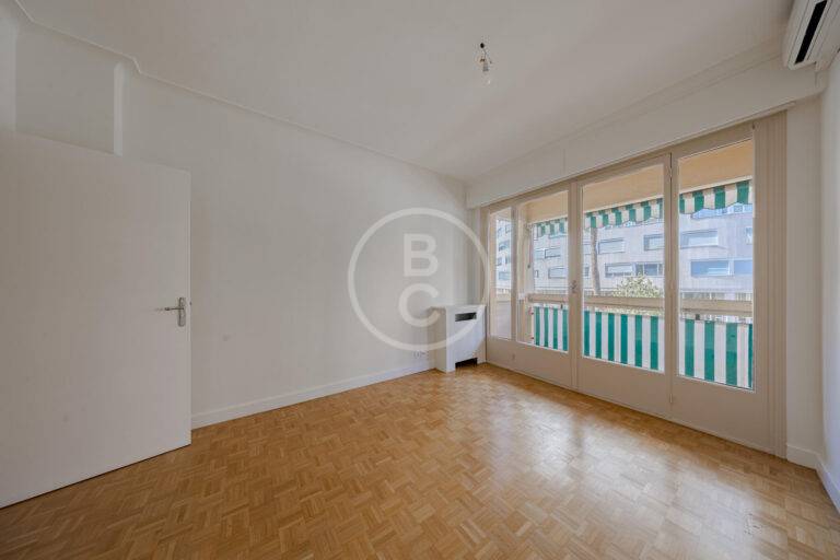 OPPORTUNITY 3 ROOMS CENTRAL CLOSE TO THE BEACHES