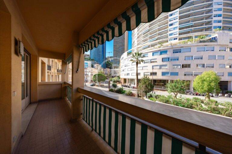 OPPORTUNITY 3 ROOMS CENTRAL CLOSE TO THE BEACHES