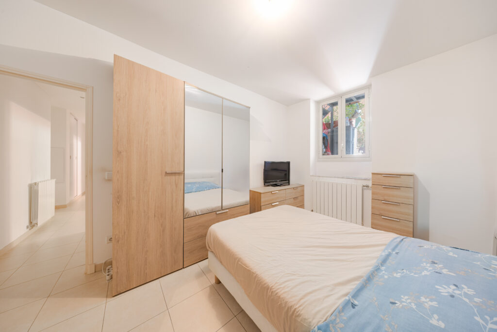 GREAT OPPORTUNITY 2 BEDROOM NEAR THE CENTER