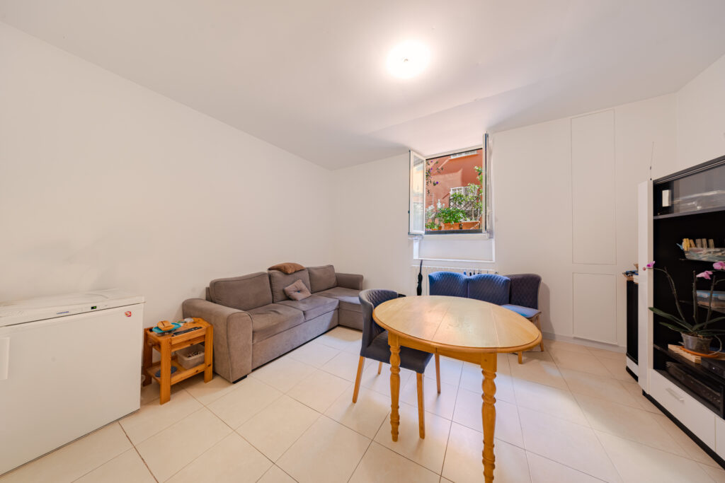 GREAT OPPORTUNITY 2 BEDROOM NEAR THE CENTER