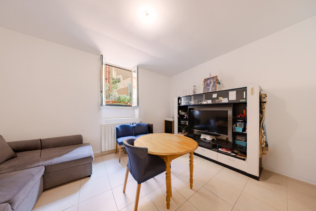 GREAT OPPORTUNITY 2 BEDROOM NEAR THE CENTER