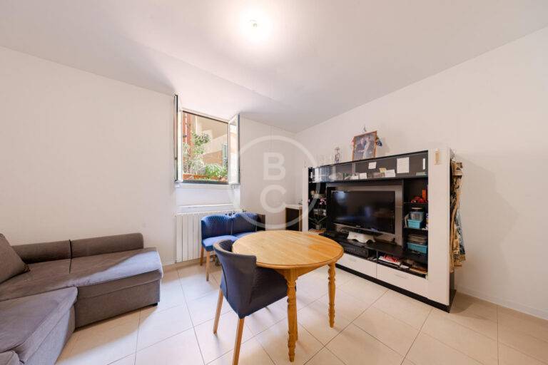 GREAT OPPORTUNITY 2 BEDROOM NEAR THE CENTER