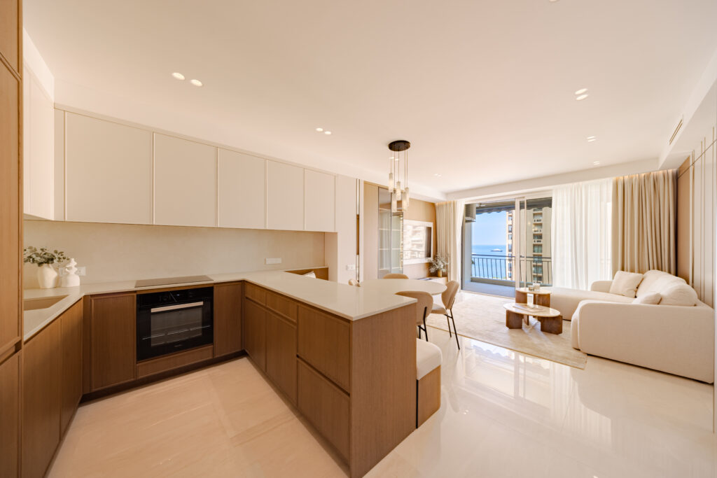 STUNNING FULLY RENOVATED CENTRAL 3-BEDROOM APARTMENT