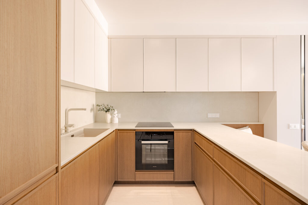 STUNNING FULLY RENOVATED CENTRAL 3-BEDROOM APARTMENT