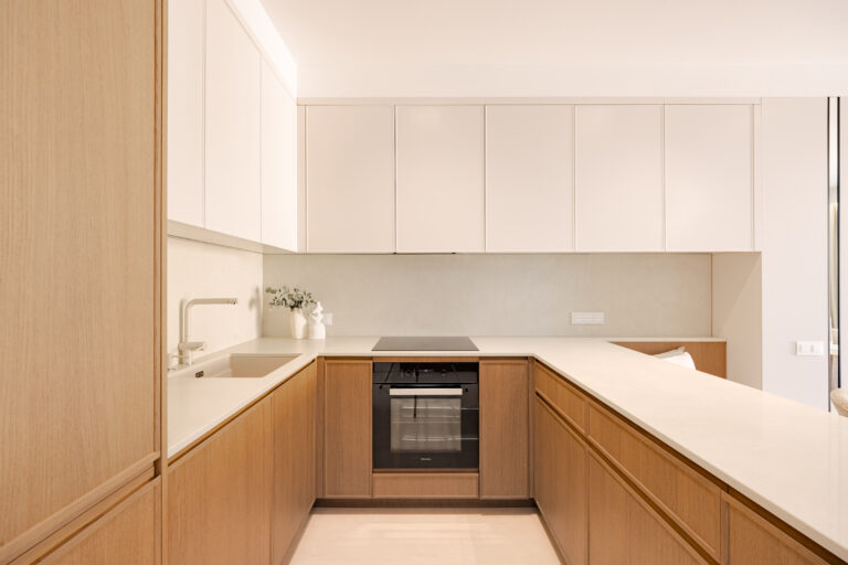 STUNNING FULLY RENOVATED CENTRAL 3-BEDROOM APARTMENT