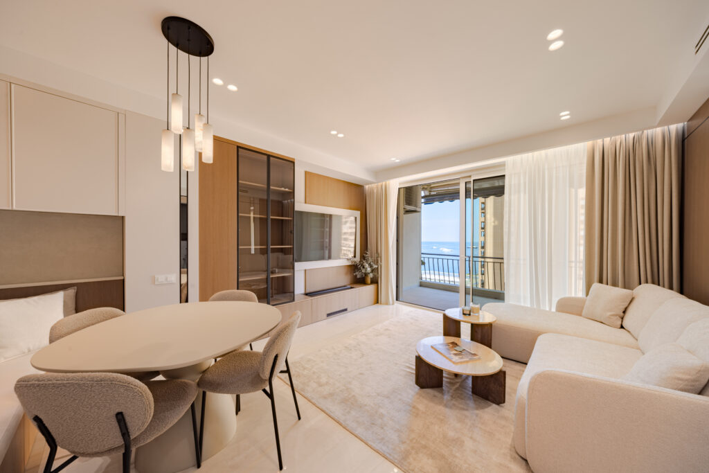 STUNNING FULLY RENOVATED CENTRAL 3-BEDROOM APARTMENT