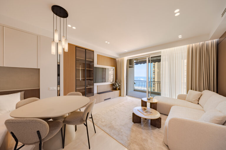 STUNNING FULLY RENOVATED CENTRAL 3-BEDROOM APARTMENT