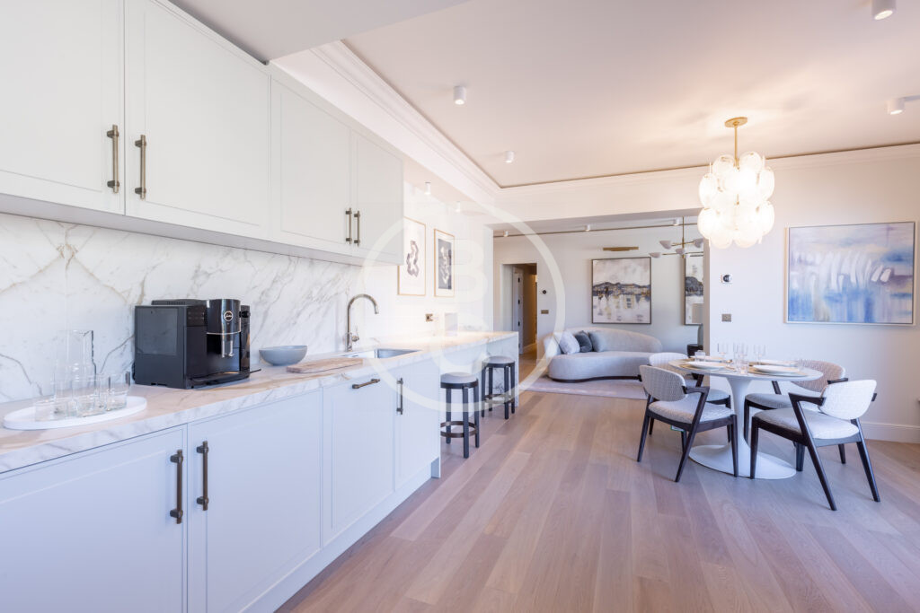 LUXURIOUS 3 ROOM APARTMENT