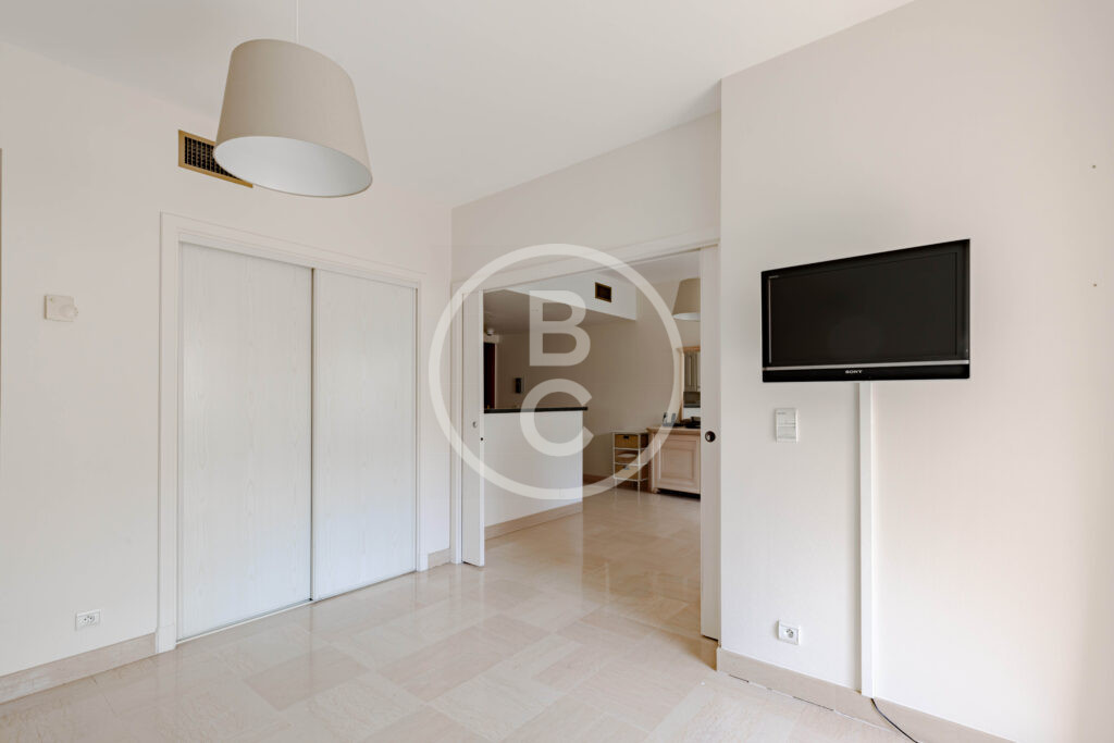 LARGE STUDIO CONVERTED INTO 2 ROOMS