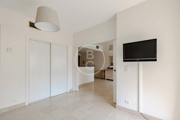 LARGE STUDIO CONVERTED INTO 2 ROOMS