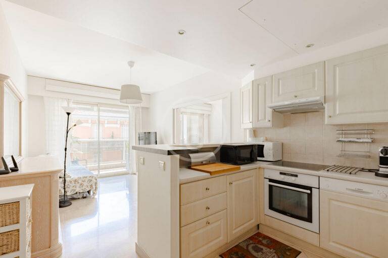 LARGE STUDIO CONVERTED INTO 2 ROOMS