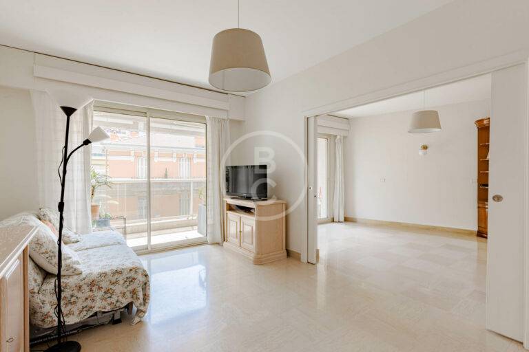 LARGE STUDIO CONVERTED INTO 2 ROOMS