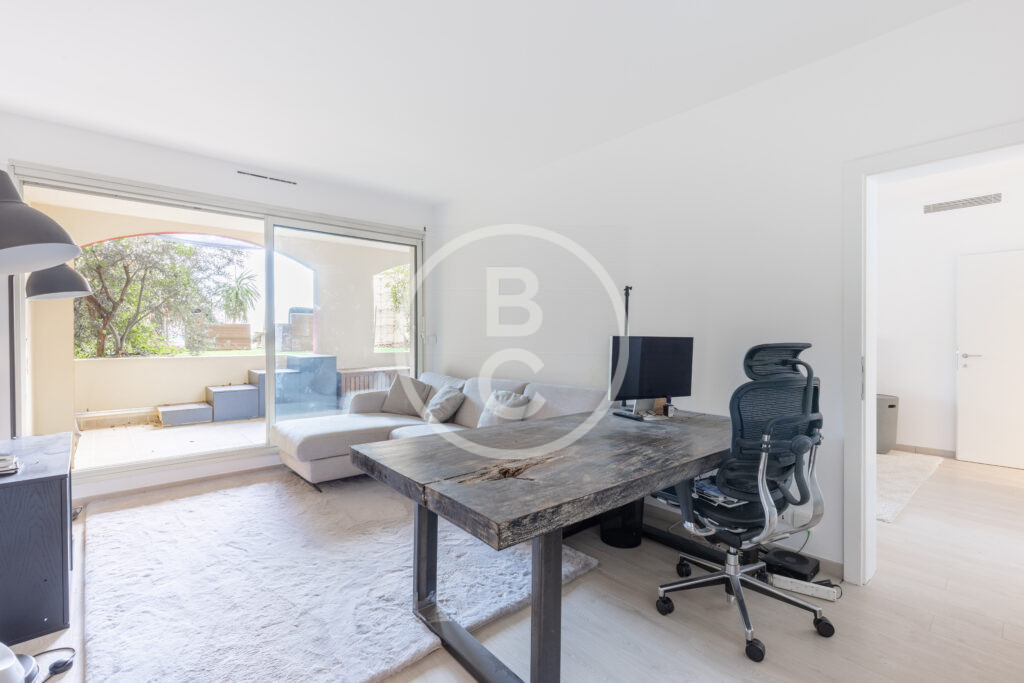 CHARMING ONE BEDROOM APARTMENT WITH GARDEN SEA VIEW
