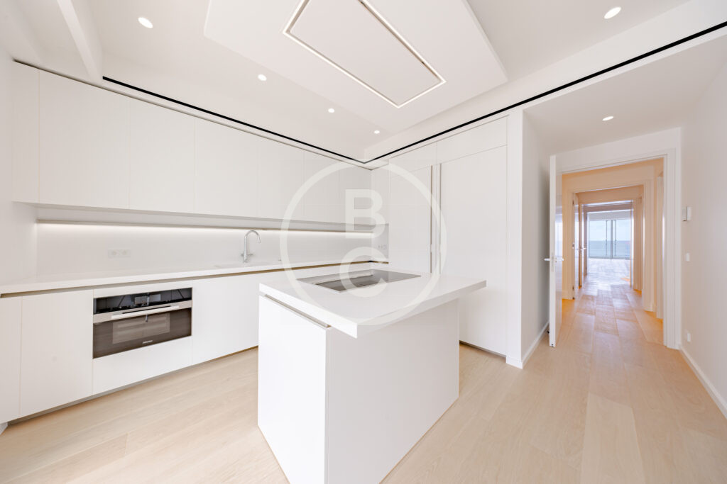 LUXURIOUS 3-BEDROOM APARTMENT WITH PANORAMIC VIEWS