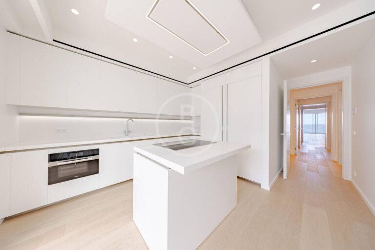 LUXURIOUS 3-BEDROOM APARTMENT WITH PANORAMIC VIEWS