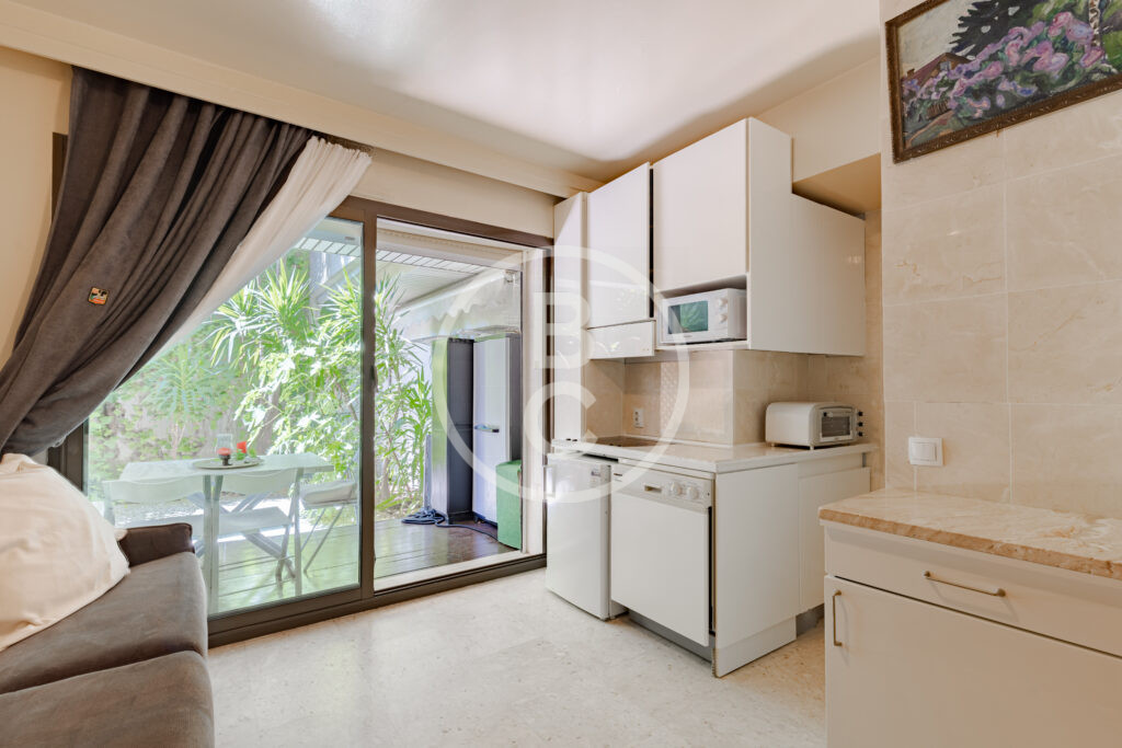FURNISHED STUDIO WITH GARDEN