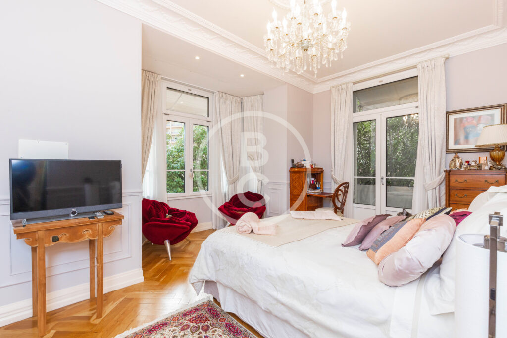 MAGNIFICENT BOURGEOIS APARTMENT