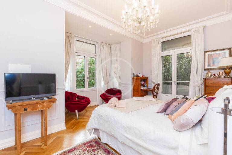 MAGNIFICENT BOURGEOIS APARTMENT