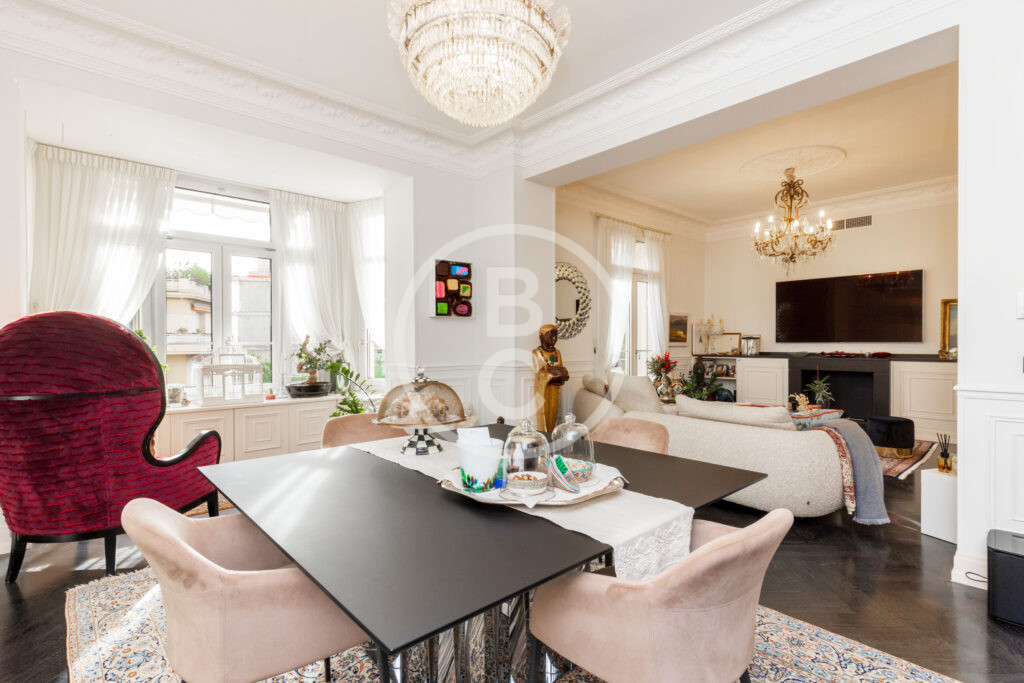 MAGNIFICENT BOURGEOIS APARTMENT